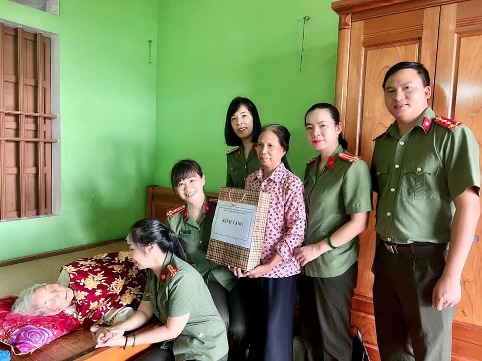 Đoàn Thanh niên - Hội Phụ nữ - Công đoàn CATP: Thăm, tặng quà các gia đình chính sách nhân Ngày Thương binh Liệt sĩ